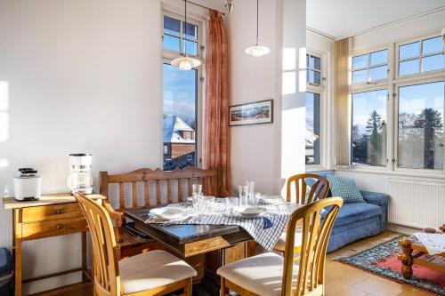 a kitchen and dining room with a table and chairs at Haus Übersee Wohnung Timbuktu in Travemünde