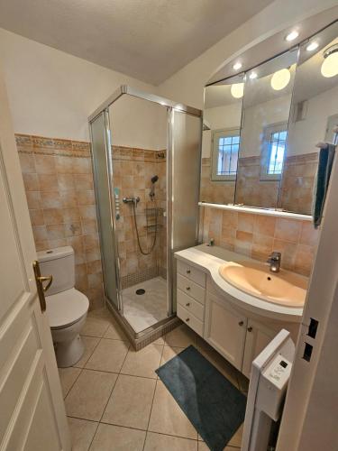 une salle de bain avec une douche, un lavabo et des toilettes dans l'établissement T2 neuf et calme au cœur de Sanary avec terrasse et box, à Sanary-sur-Mer