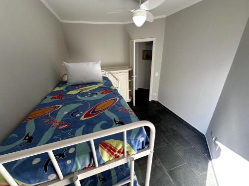 Ένα ή περισσότερα κρεβάτια σε δωμάτιο στο Apartamento pé na areia em Riviera de São Lourenço