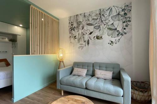 ein Wohnzimmer mit Sofa und ein Schlafzimmer in der Unterkunft Appart Hôtel Lison - rénové 2023 Vieux Lille in Lille