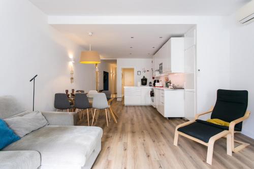 a living room with a couch and a table at Cozy apartment in Amazing Location! in Lisbon