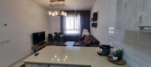 Μια τηλεόραση ή/και κέντρο ψυχαγωγίας στο JTower Royal Suites - Alefimmoed