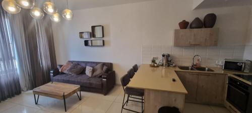 Η κουζίνα ή μικρή κουζίνα στο JTower Royal Suites - Alefimmoed