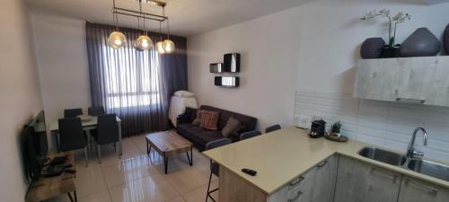 Η κουζίνα ή μικρή κουζίνα στο JTower Royal Suites - Alefimmoed
