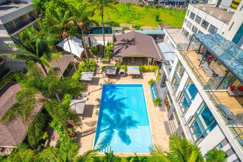 內羅畢的住宿－Sarova Panafric Hotel，享有大楼游泳池的顶部景致