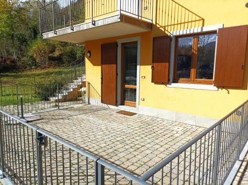 フィウマルボにあるCasa vacanza Doganaの黄色の家