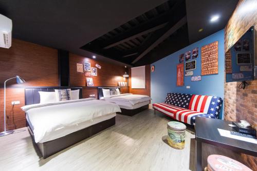 a hotel room with two beds and a couch at Superman in Luodong