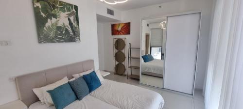 Ένα ή περισσότερα κρεβάτια σε δωμάτιο στο JTower Royal Suites - Alefimmoed