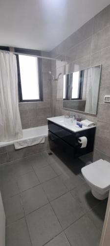 Ένα μπάνιο στο JTower Royal Suites - Alefimmoed