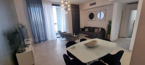 Μια τηλεόραση ή/και κέντρο ψυχαγωγίας στο JTower Royal Suites - Alefimmoed