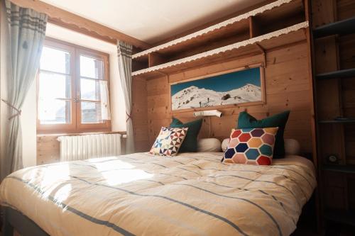 a bedroom with a large bed in a room at Gîte Auberge La Blanche in Pelvoux