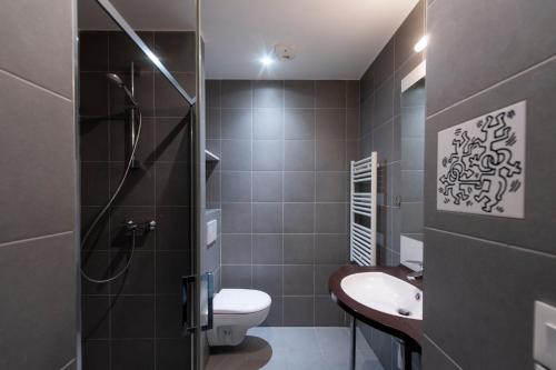 une salle de bain avec toilettes, lavabo et douche dans l'établissement Résilodge Lyon 2, à Lyon