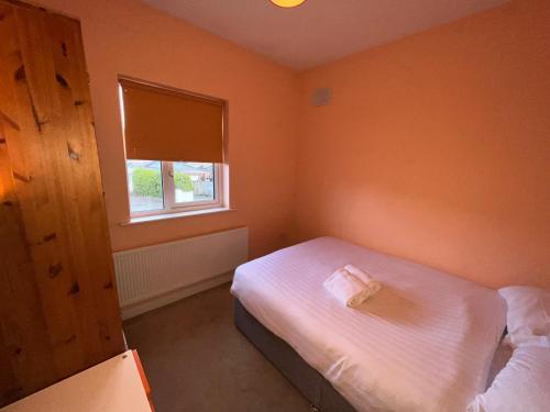 Una cama o camas en una habitación de The Walkinstown Property