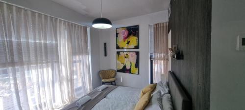 Ένα ή περισσότερα κρεβάτια σε δωμάτιο στο JTower Royal Suites - Alefimmoed