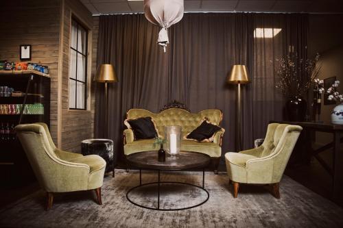 a living room with two chairs and a table at Gottskär Konferens - Event & Logi in Onsala