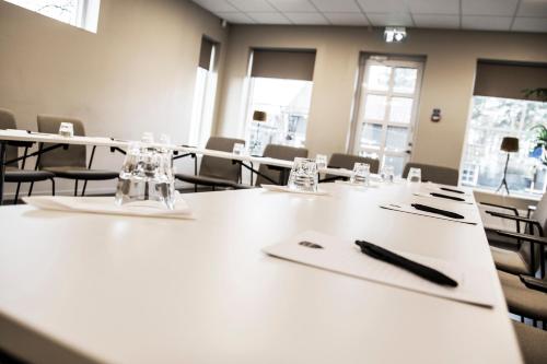 a conference room with white tables and chairs at Gottskär Konferens - Event & Logi in Onsala