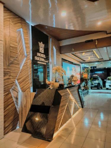 武吉丁宜的住宿－Sultan Syariah Hotel，大楼内带柜台的餐厅