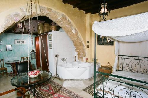 ein Badezimmer mit einer Badewanne und einem Glastisch in der Unterkunft IFIGENIA TRAD.ROOMS IN OLDTOWN BY.MARIOS in Chania