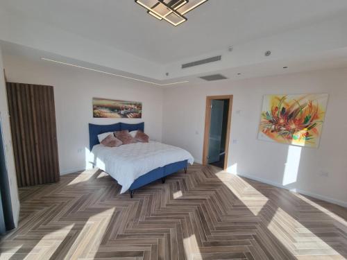 Ένα ή περισσότερα κρεβάτια σε δωμάτιο στο JTower Royal Suites - Alefimmoed