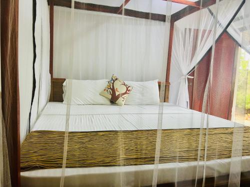 een bed in een kamer met een raam bij Sun Beach in Tangalle