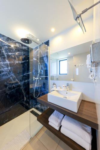 Bilik mandi di Hotel Saint Christophe