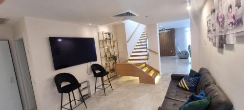 Μια τηλεόραση ή/και κέντρο ψυχαγωγίας στο JTower Royal Suites - Alefimmoed