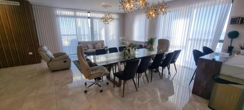 Χώρος καθιστικού στο JTower Royal Suites - Alefimmoed