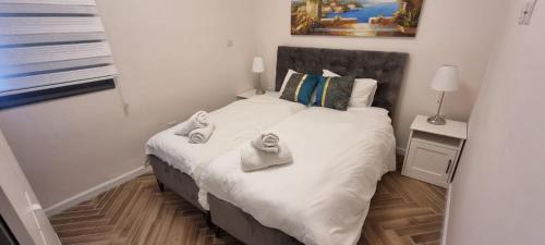 Ένα ή περισσότερα κρεβάτια σε δωμάτιο στο JTower Royal Suites - Alefimmoed