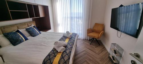 Μια τηλεόραση ή/και κέντρο ψυχαγωγίας στο JTower Royal Suites - Alefimmoed