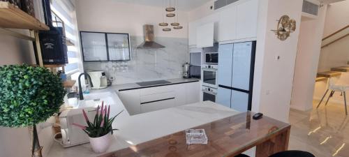 Η κουζίνα ή μικρή κουζίνα στο JTower Royal Suites - Alefimmoed