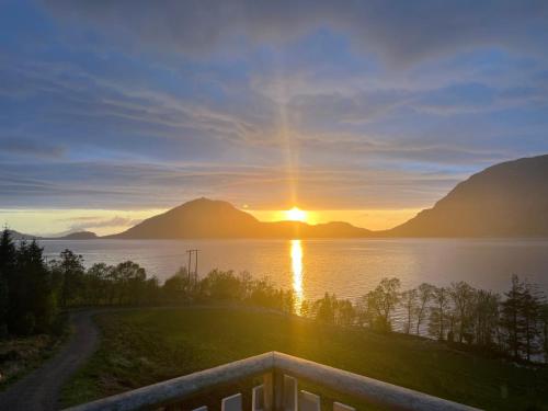 vistas a la puesta de sol sobre el agua en Awesome Fishing, Boating and Nature Experience at Fiskesenter Birkeland, en Rekdal