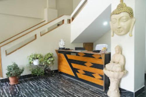 una habitación con una escalera con una estatua de una cabeza en The Mandala Hotel Dirang, en Dirang Dzong