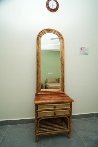 a wooden dresser with a mirror on top of it at UNGA VEEDU PAY AND STAY in Tiruvannāmalai
