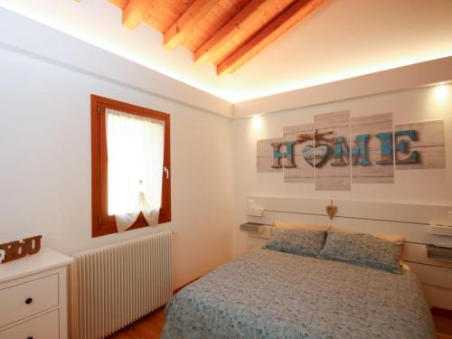 Schlafzimmer mit einem Bett und einem Fenster in der Unterkunft DOMUS JESSICA in Campea