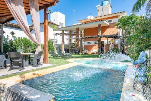 einen Pool mit Brunnen im Hinterhof eines Hauses in der Unterkunft Casa em Toquinho/Porto de galinhas in Porto De Galinhas