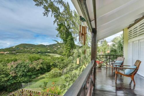porche con sillas y vistas al océano en Villa Darcy - Serene 1 bedroom villa in Cap Estate with private pool villa, en Cap Estate