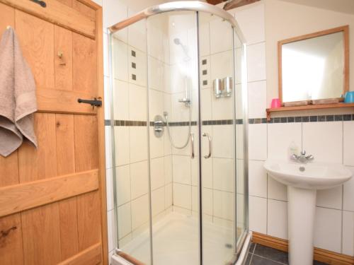 uma casa de banho com um chuveiro e um lavatório. em 2 Bed in Whaley Bridge PK741 em Whaley Bridge