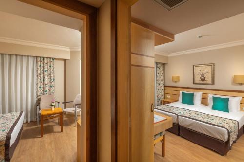 Ένα ή περισσότερα κρεβάτια σε δωμάτιο στο SİDE SUN