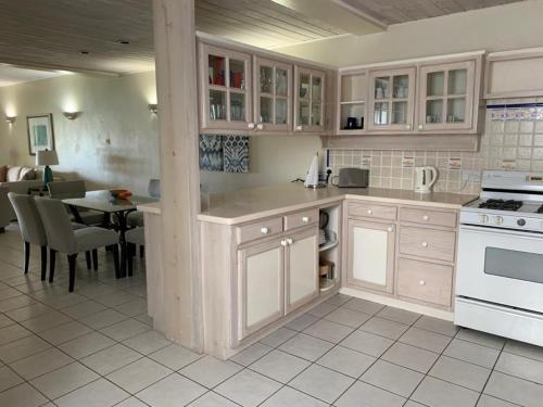 Η κουζίνα ή μικρή κουζίνα στο Bay View #7 is a 2-bed, 3,5-bath waterfront townhouse in a gated community, townhouse