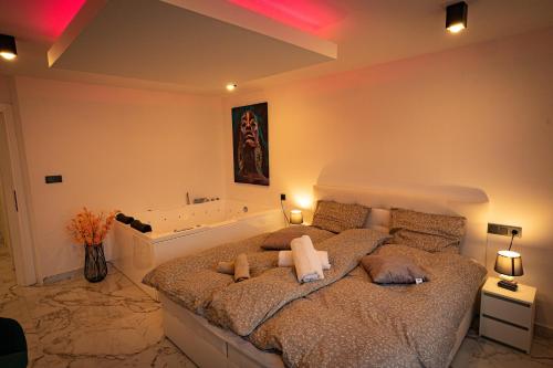 Soriso Gorici في أوتوتشاتش: غرفة نوم بسرير كبير وحوض استحمام