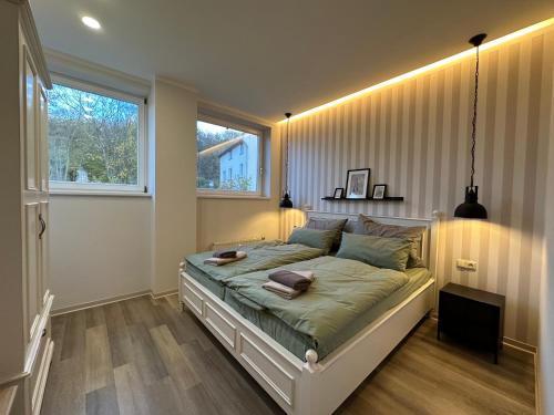 um quarto com uma cama e uma janela em Café Ilse - Ferienwohnungen em Ranis