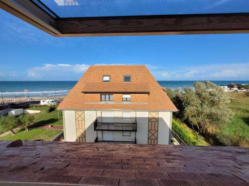 dom na plaży z oceanem w tle w obiekcie "Mon Évidence!" Magnifique appartement vue mer et accès direct à la plage w mieście Villers-sur-Mer