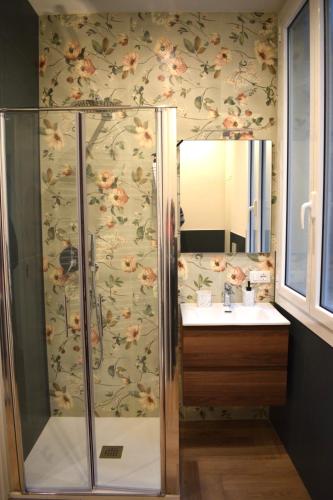 a bathroom with a shower and a sink at Nuovissimo trilocale in centro : Ca’ Del Mar in Sanremo