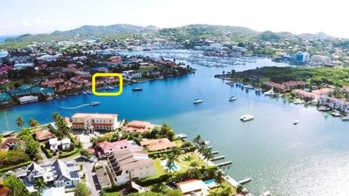 eine Luftansicht eines Hafens mit Booten im Wasser in der Unterkunft Admiral's Quay #5 - Comfortable Townhouse townhouse in Rodney Bay Village