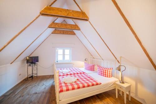 מיטה או מיטות בחדר ב-Gutshaus Krimvitz Ferienwohnung auf Rügen