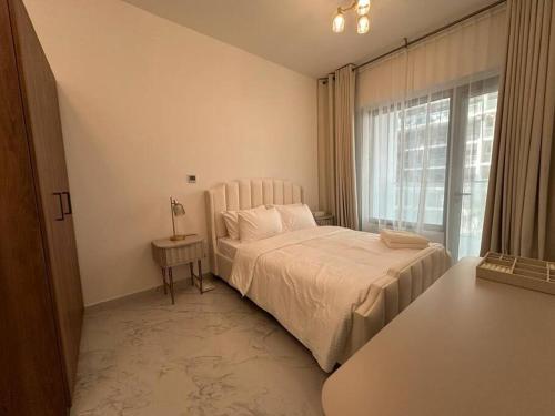 Habitación blanca con cama y ventana en Layover in the Green City 203O3 en Al Qurayyah