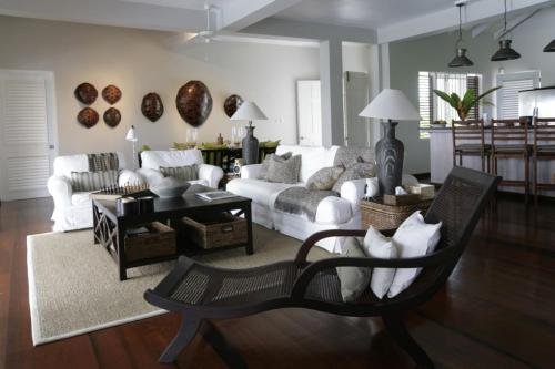 un soggiorno con un divano e un tavolo di Villa Kessi - Beautiful Caribbean style family villa villa a Cap Estate