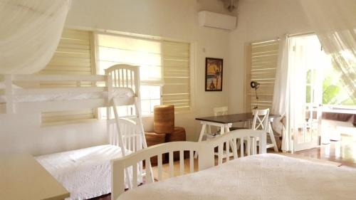 Letto o letti in una camera di Villa Kessi - Beautiful Caribbean style family villa villa