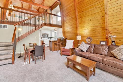 uma sala de estar com um sofá e uma mesa em 2349-Mountain Pines Cottage cabin em Big Bear City