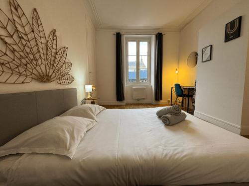 une chambre avec un grand lit blanc avec une fenêtre dans l'établissement Van Gogh Home - Centre - 4p - Rêve au Mans, au Mans